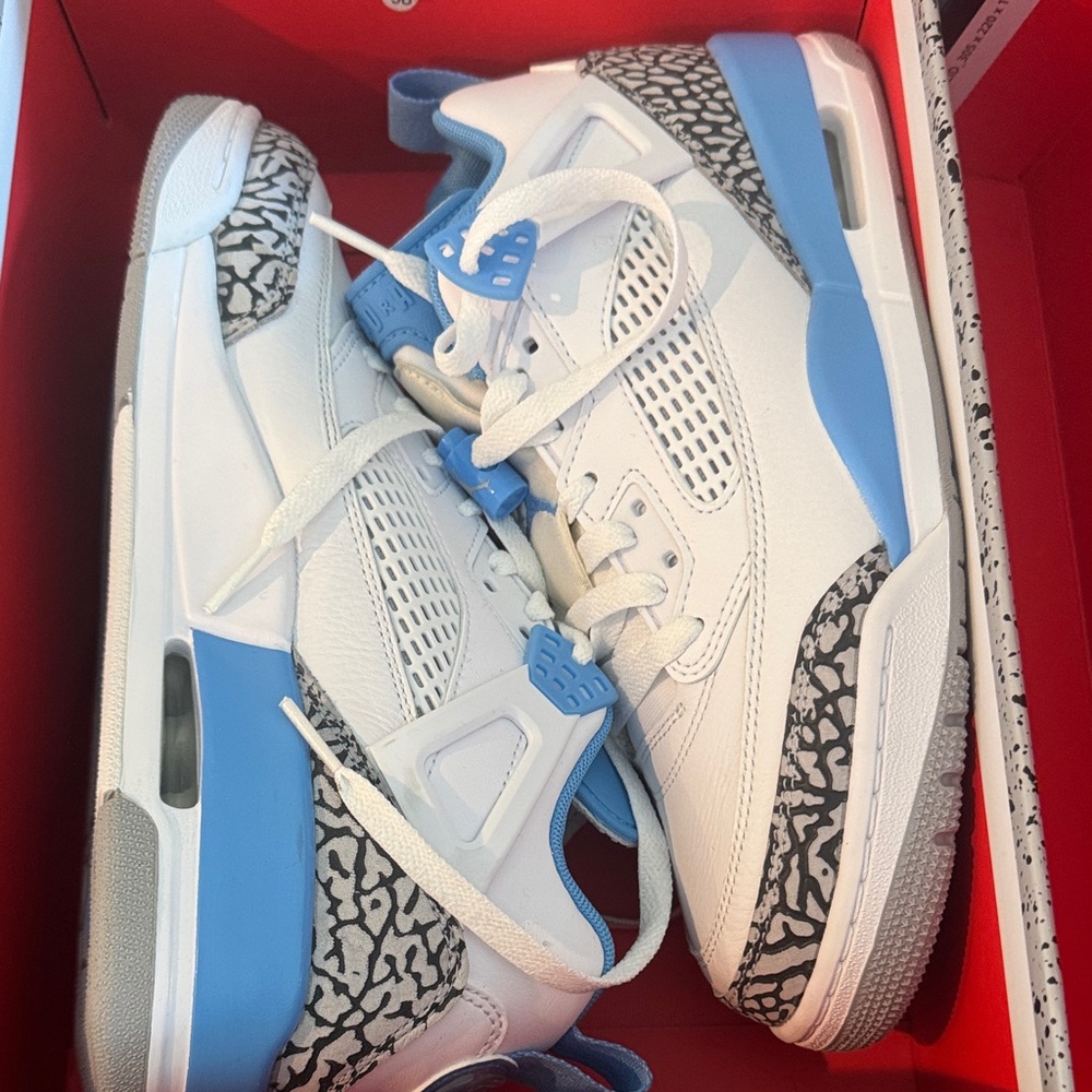 Nike Kids White and Light Blue Sneakers Air Jordan four retro nwt